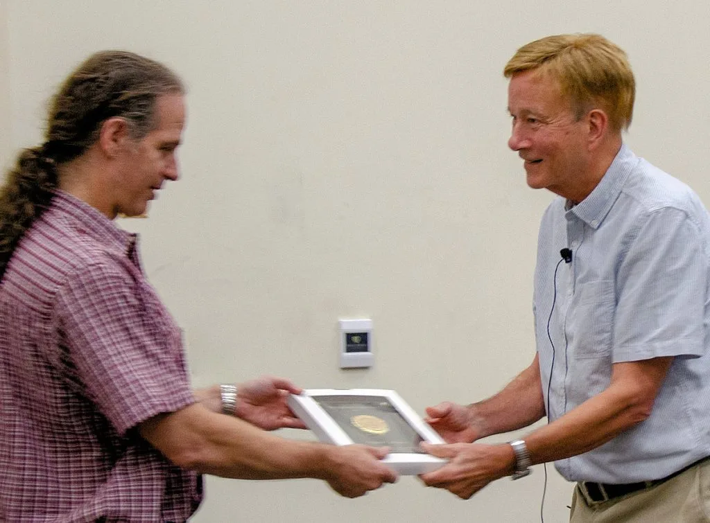 Daniel Kim-Shapiro presenting award to Richard Williams